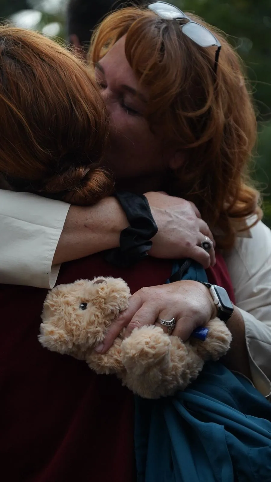 Momento de carinho com um urso de peluche do Ted
