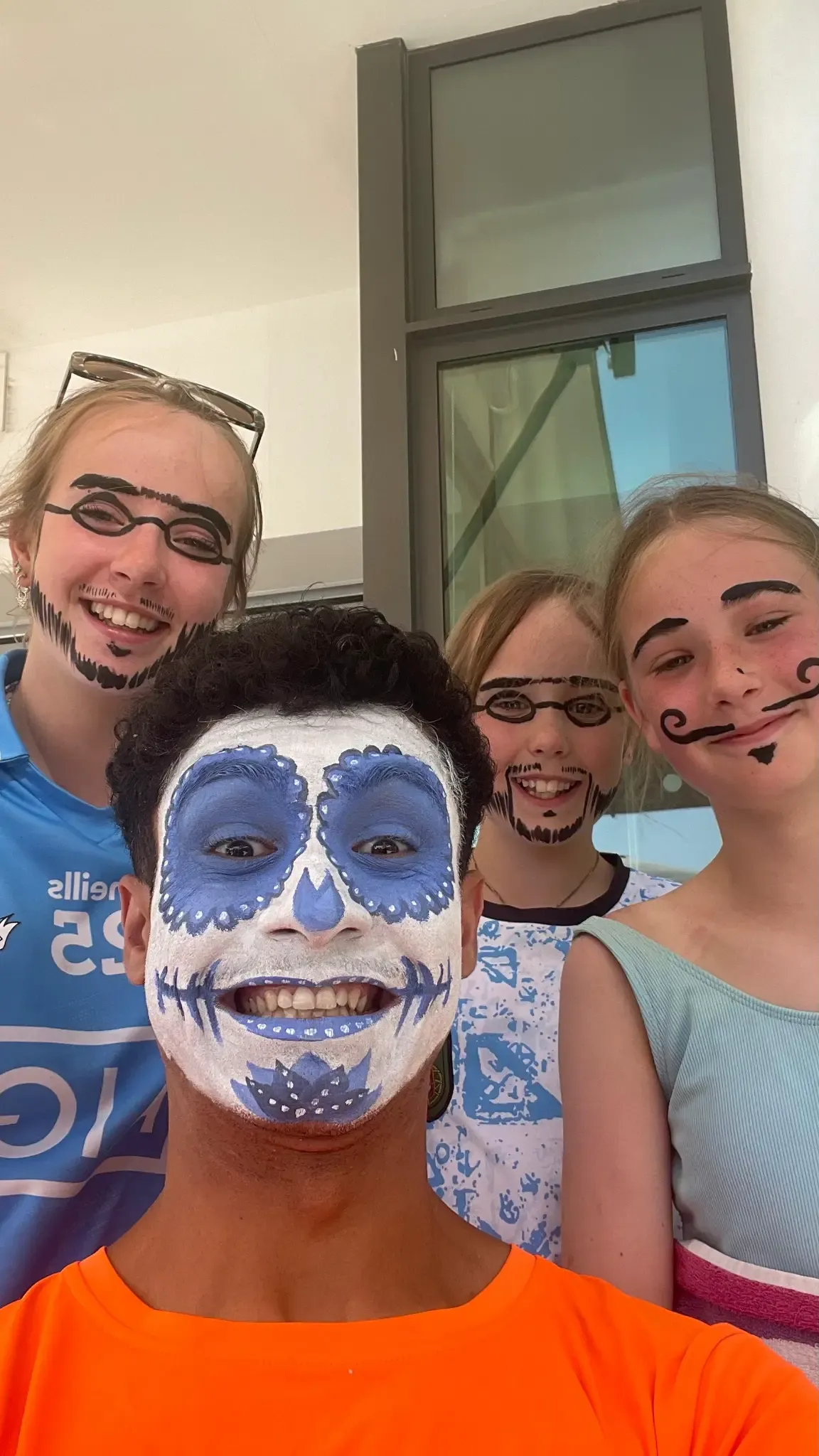 Grupo de crianças com pintura facial divertida