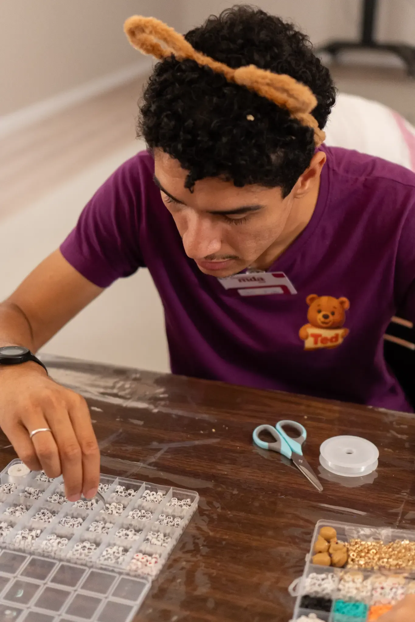 Caixa com contas coloridas para a oficina de pulseiras numa festa infantil