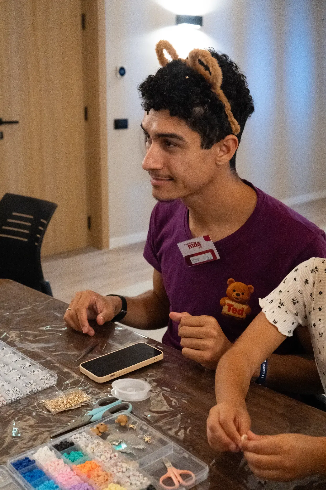 Ted sorridente na mesa de atividades criativas