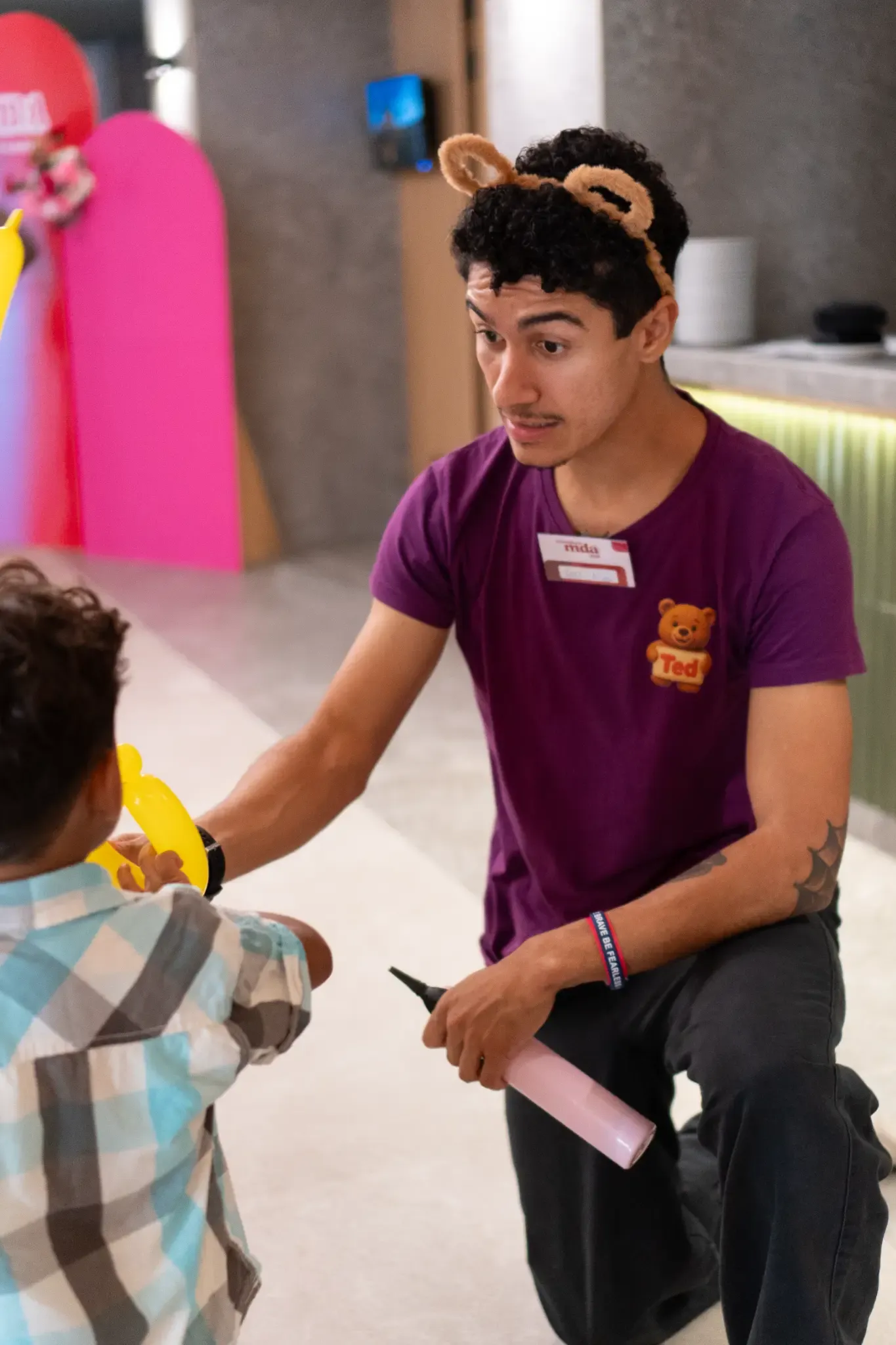 Ted, animador infantil no Algarve, com uma criança ao colo